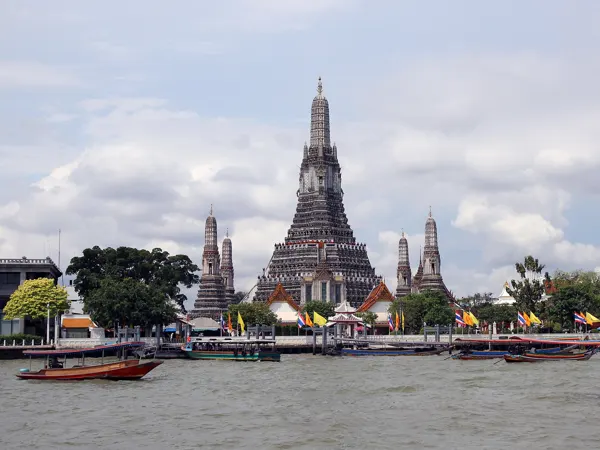 Le temple Wat Arun au bord du Chao Phraya, Bangkok