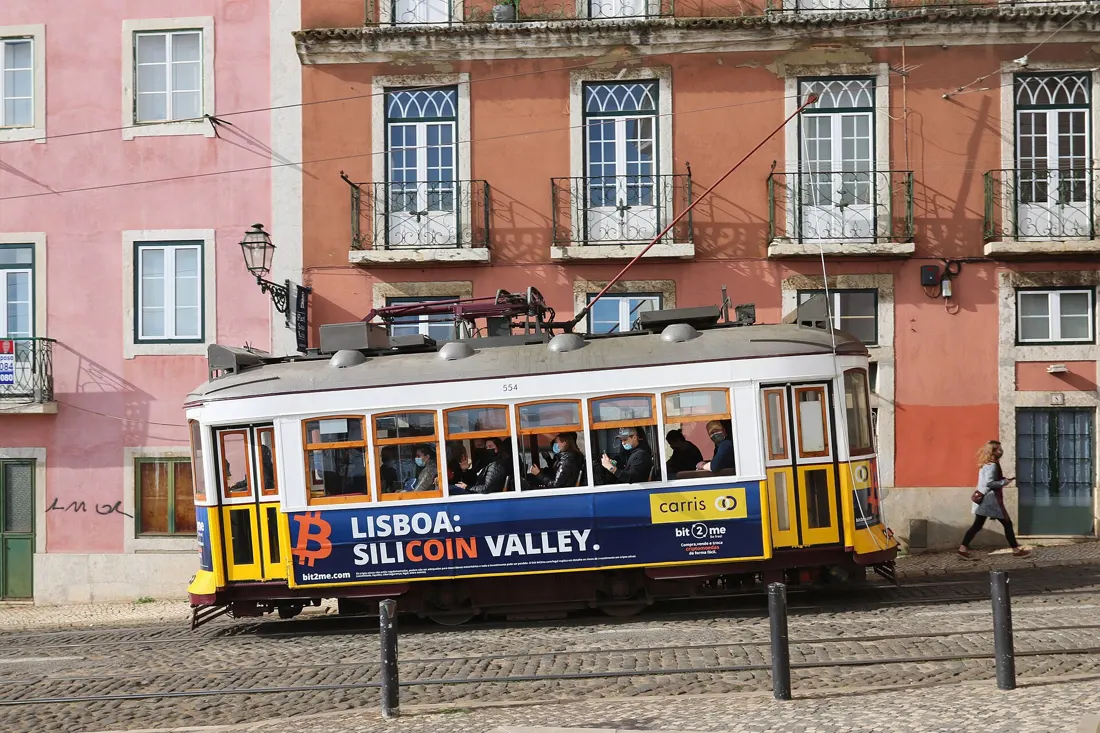Un tramway jaune à Alfama, Lisbonne