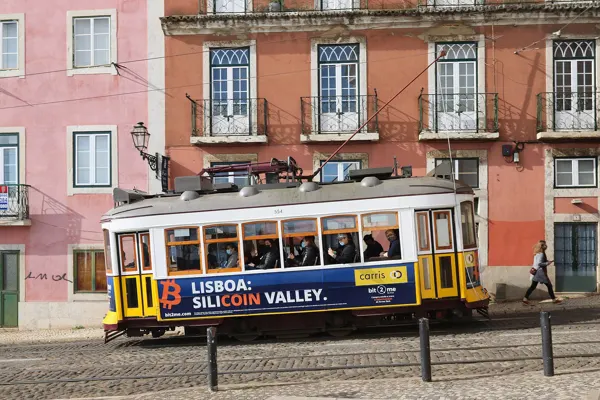 Un tramway jaune à Alfama, Lisbonne
