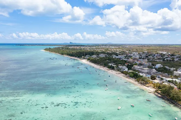 La plage de Trou-aux-Biches à l’île Maurice, vue du ciel