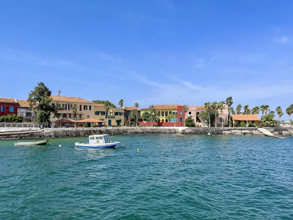 Les maisons colorées de l’île de Gorée, face à Dakar