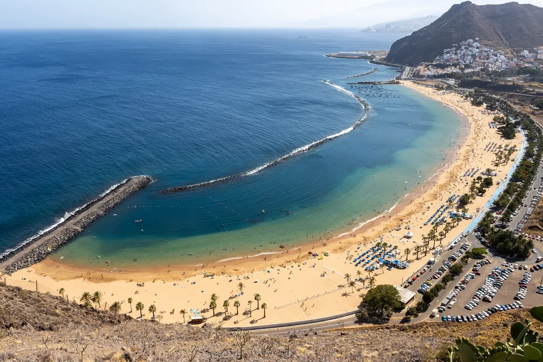 Une plage de sable clair au bord de l’océan à Tenerife